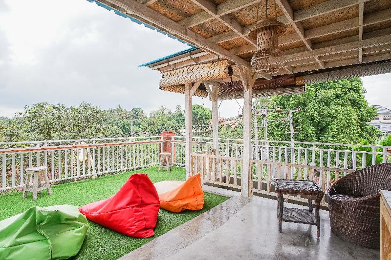 Kememai Hostel by ZUZU - Teras