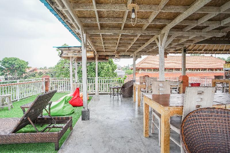 Kememai Hostel by ZUZU - Teras