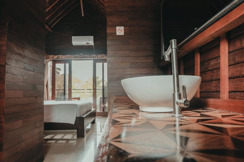 Sekar Arum Riverside Resort in Canggu by ZUZU - Oda