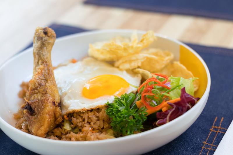 Yello Hotel Kuta Beachwalk Bali - Restoran