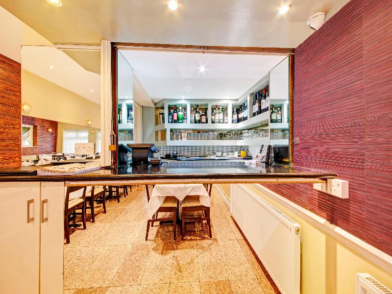 OYO Bostons Manor Hotel - Bar