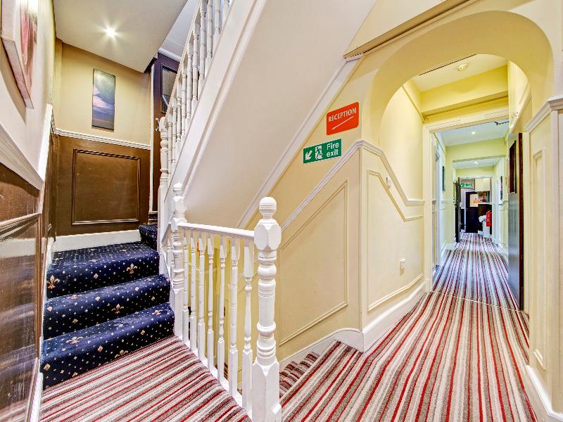 OYO Bostons Manor Hotel - Lobi