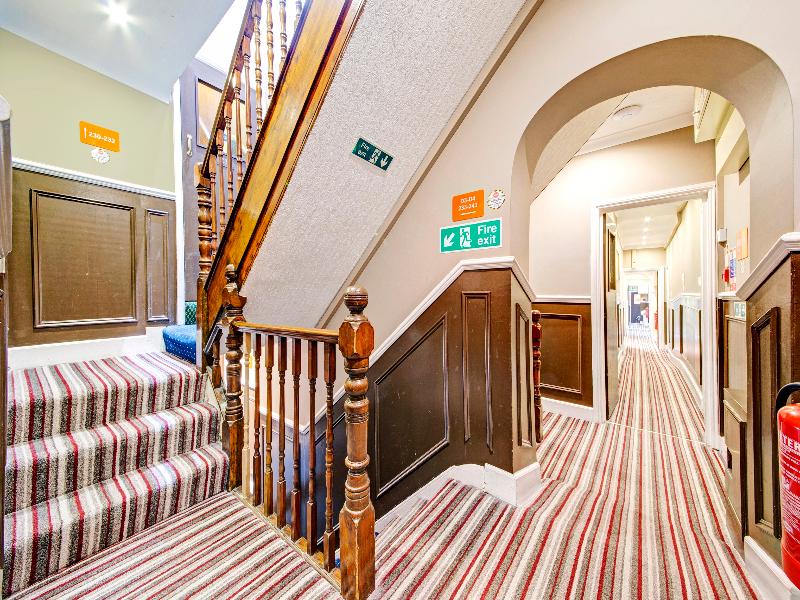 OYO Bostons Manor Hotel - Lobi