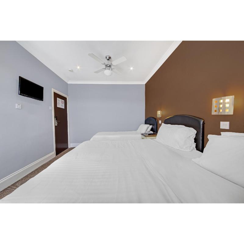OYO Bostons Manor Hotel - Oda