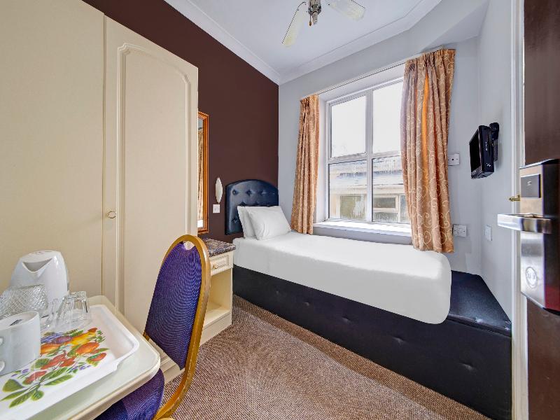 OYO Bostons Manor Hotel - Oda
