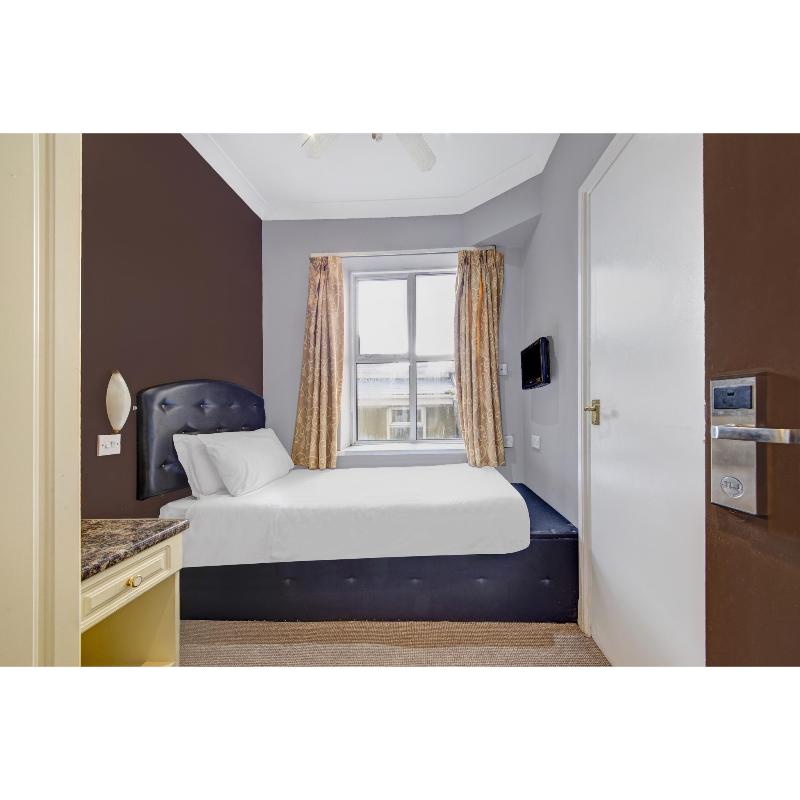 OYO Bostons Manor Hotel - Oda
