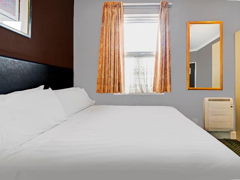 OYO Bostons Manor Hotel - Oda