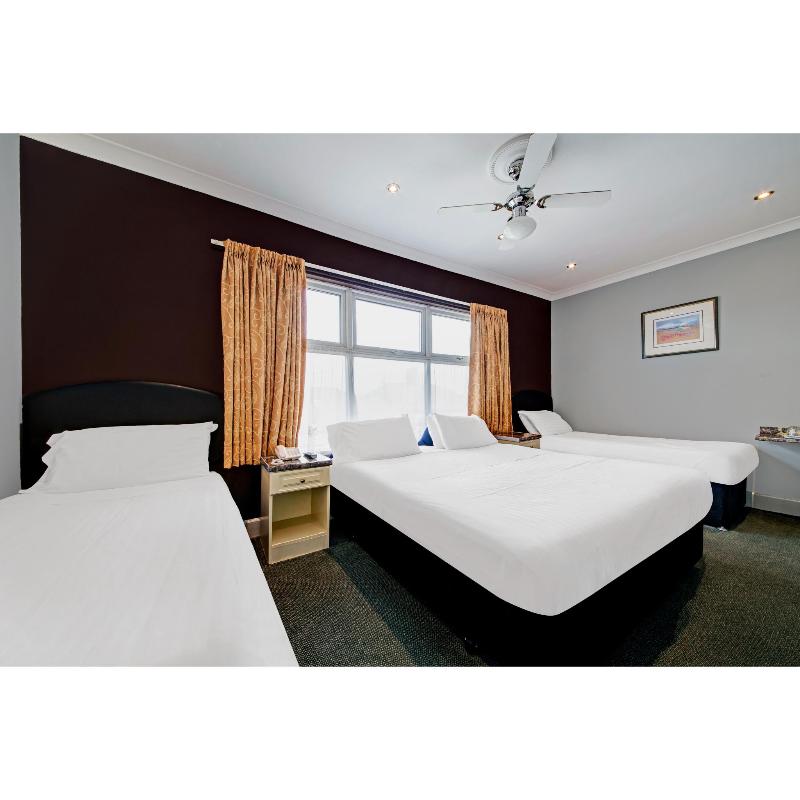 OYO Bostons Manor Hotel - Oda