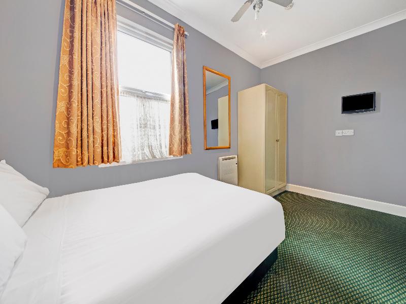 OYO Bostons Manor Hotel - Oda
