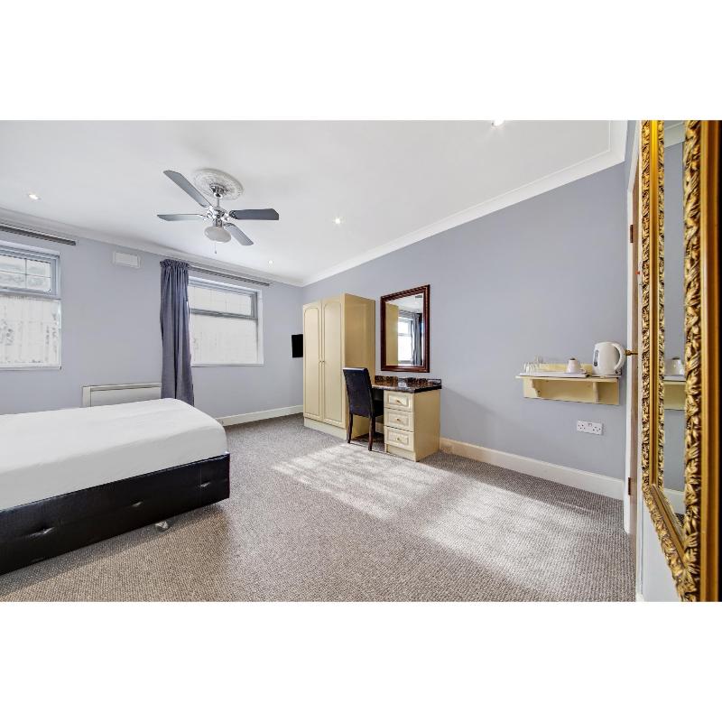 OYO Bostons Manor Hotel - Oda
