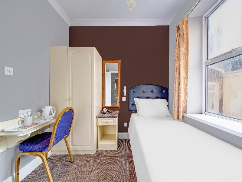 OYO Bostons Manor Hotel - Oda