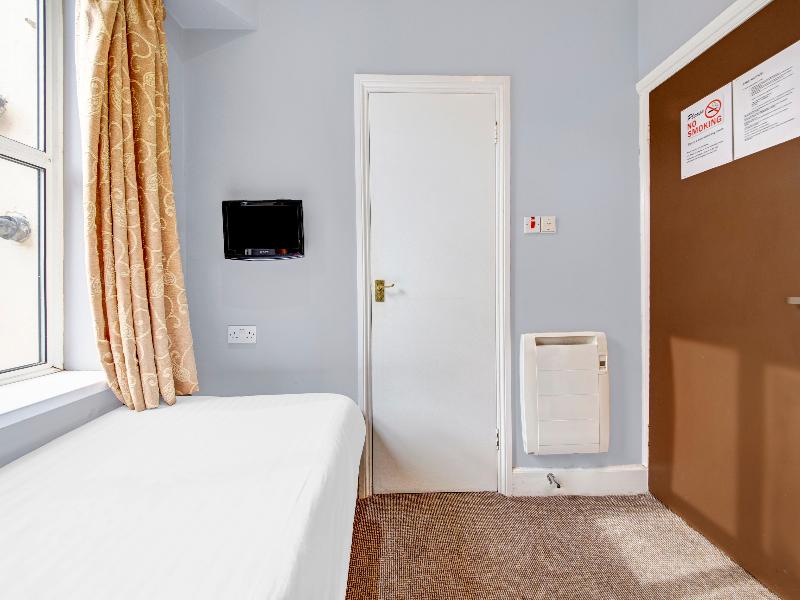 OYO Bostons Manor Hotel - Oda