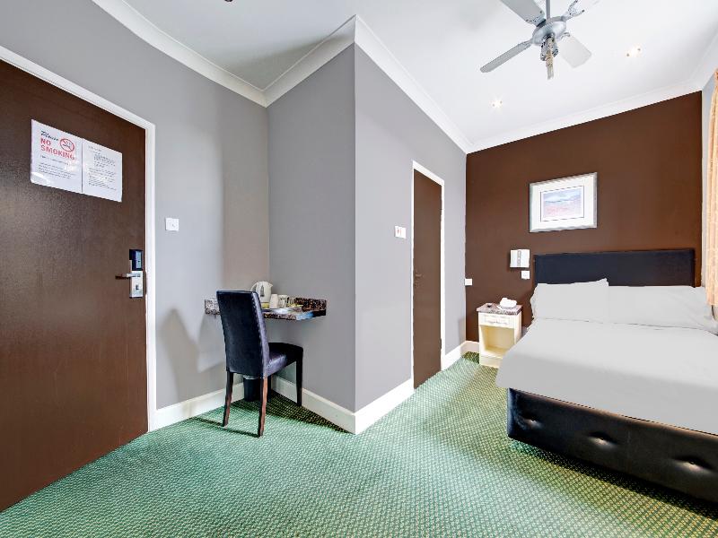 OYO Bostons Manor Hotel - Oda