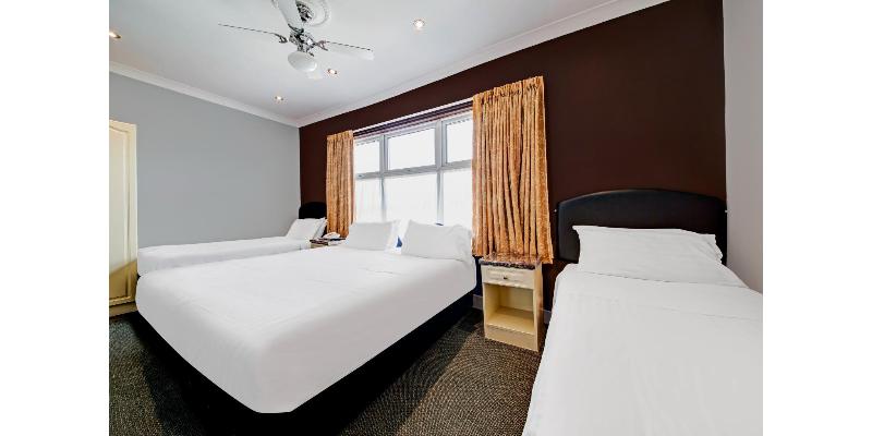 OYO Bostons Manor Hotel - Oda