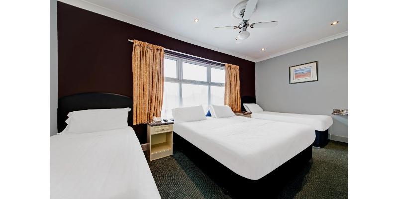 OYO Bostons Manor Hotel - Oda