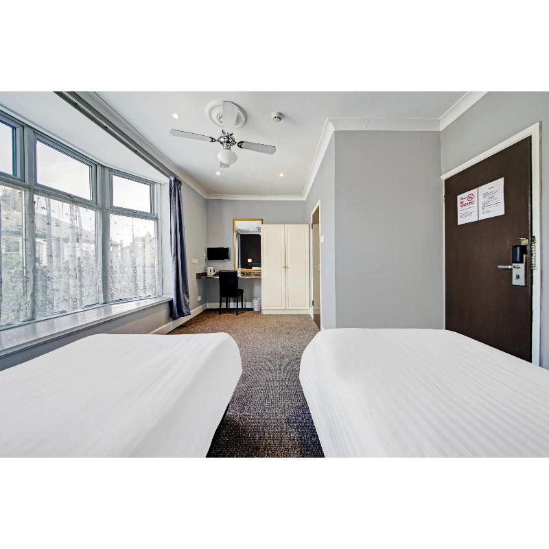 OYO Bostons Manor Hotel - Oda