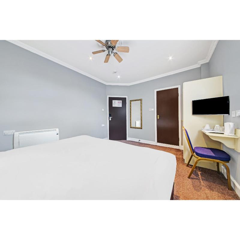 OYO Bostons Manor Hotel - Oda