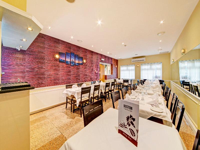 OYO Bostons Manor Hotel - Restoran