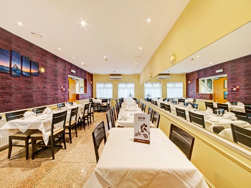 OYO Bostons Manor Hotel - Restoran