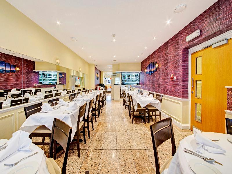 OYO Bostons Manor Hotel - Restoran