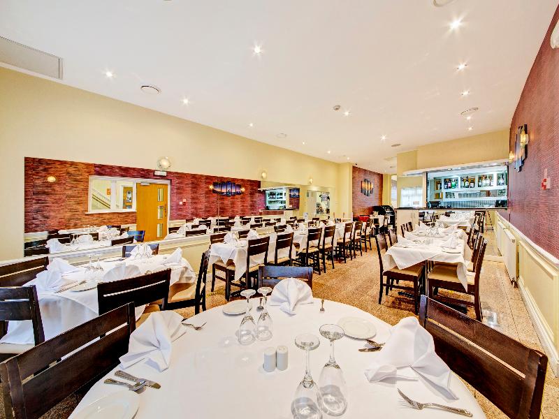 OYO Bostons Manor Hotel - Restoran