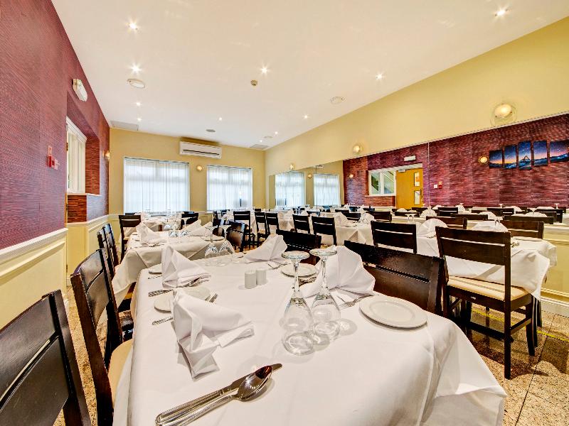 OYO Bostons Manor Hotel - Restoran