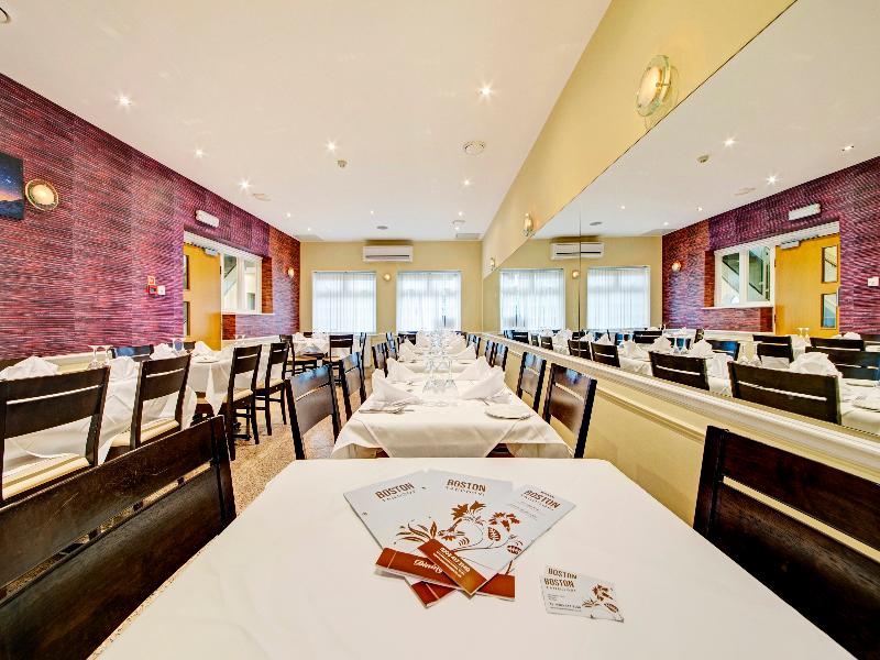 OYO Bostons Manor Hotel - Restoran