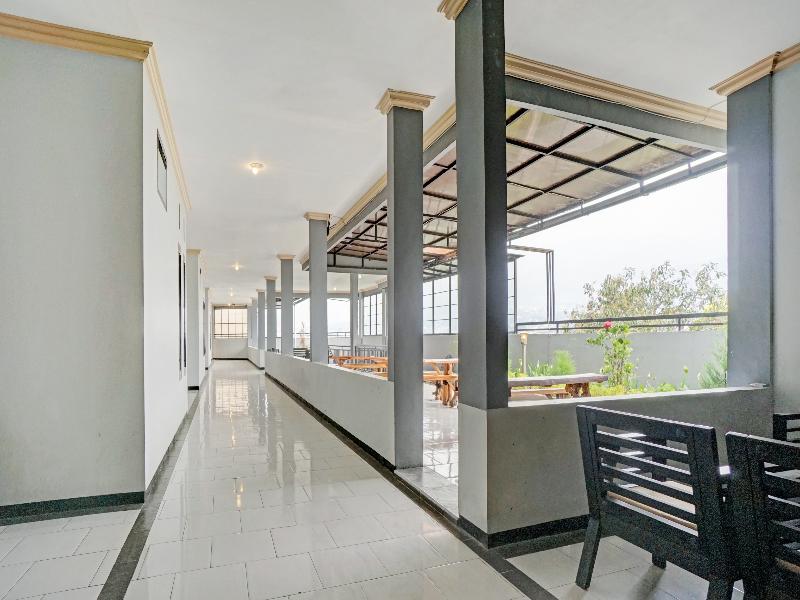 The Halona Villa Batu - Lobi