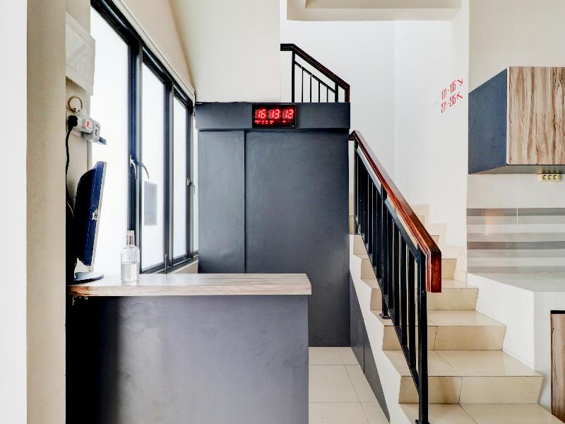 OYO 90215 Ada Residence - Lobi