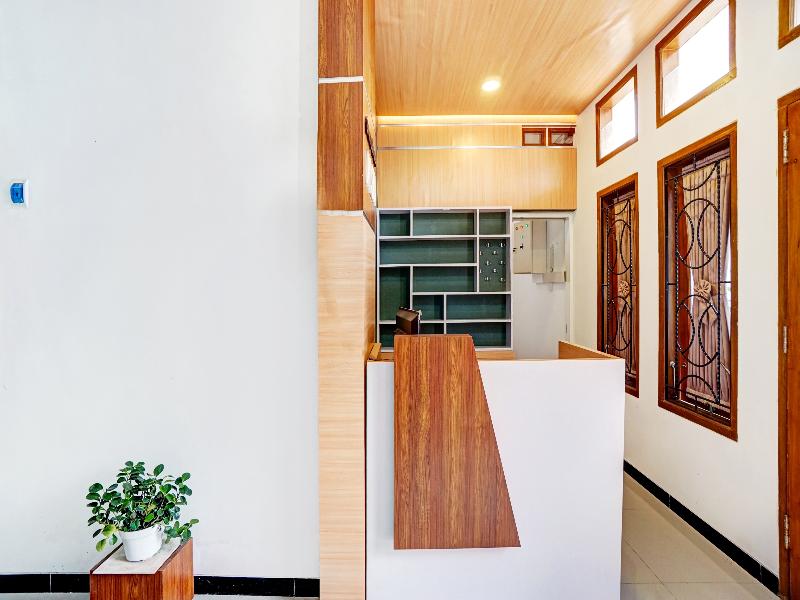 OYO 90383 Avisha Guest House Syariah - Lobi