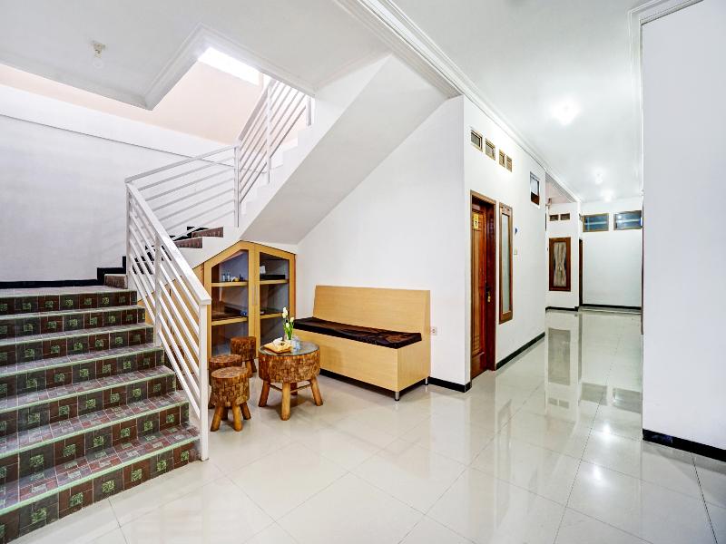 OYO 90383 Avisha Guest House Syariah - Lobi