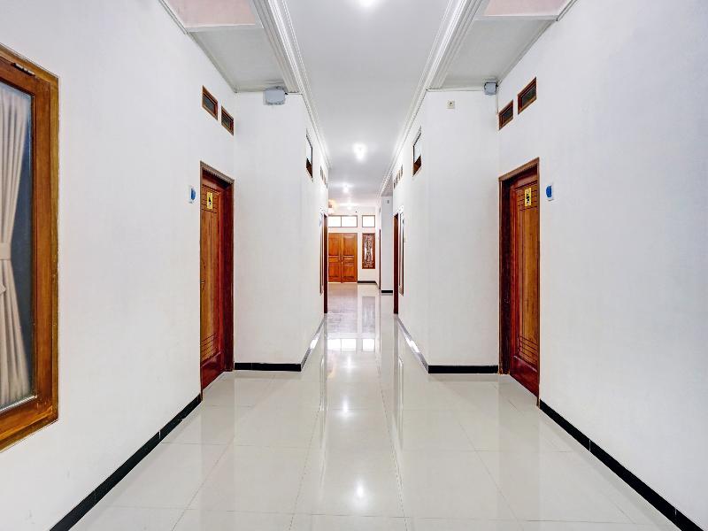 OYO 90383 Avisha Guest House Syariah - Lobi
