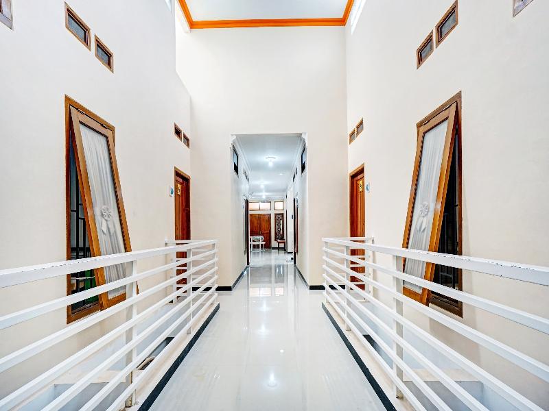 OYO 90383 Avisha Guest House Syariah - Lobi