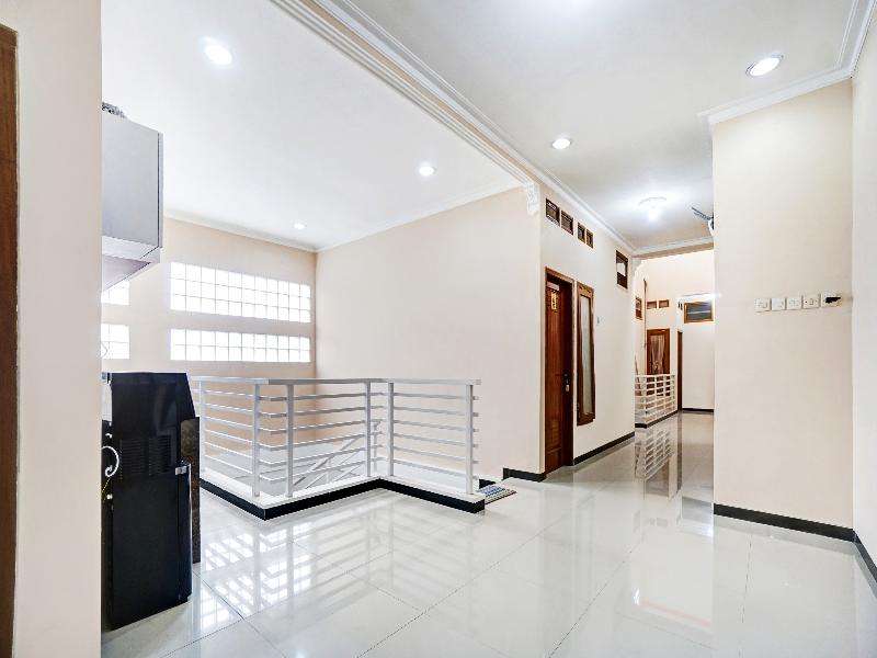 OYO 90383 Avisha Guest House Syariah - Lobi