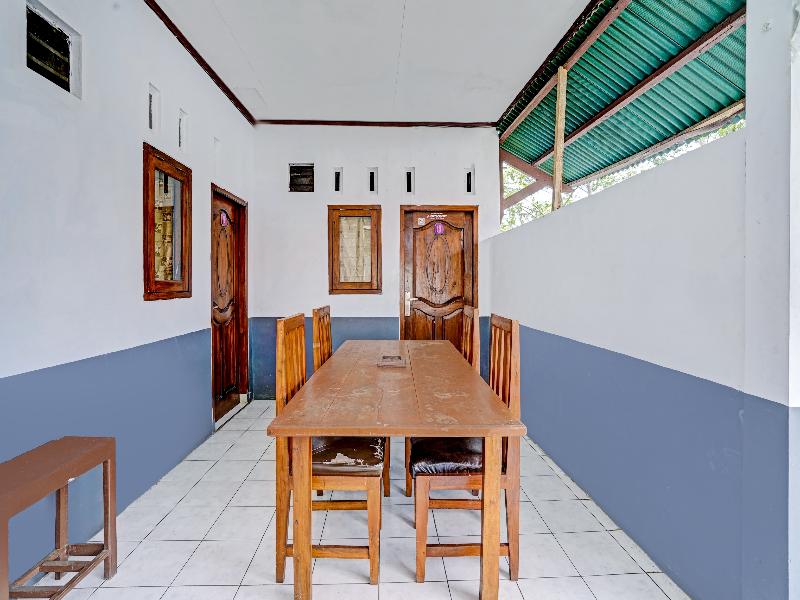 OYO 90405 Penginapan Sasti Kuningan - Lobi