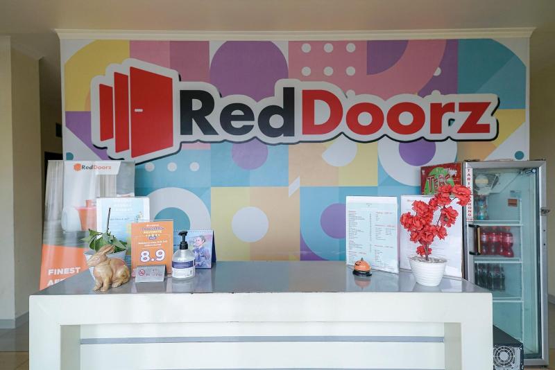 Formerly RedDoorz near Exit Toll Sirkuit Sentul - Lobi