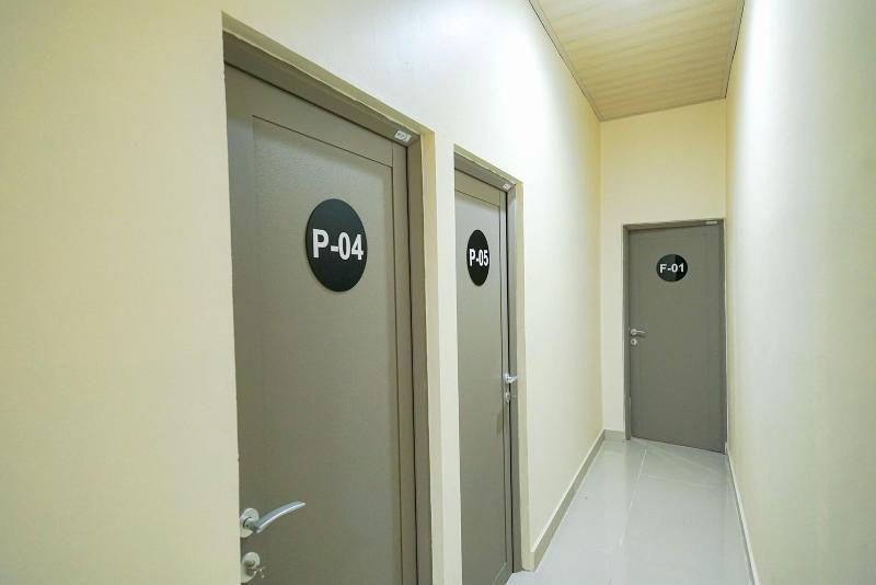 Formerly RedDoorz near Exit Toll Sirkuit Sentul - Lobi