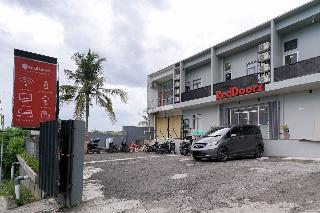 Formerly RedDoorz near Exit Toll Sirkuit Sentul fotoÄŸrafÄ±