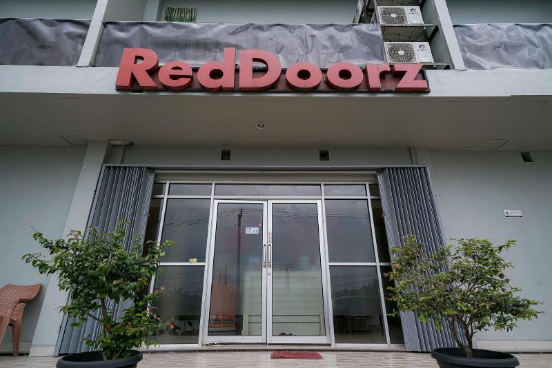 Formerly RedDoorz near Exit Toll Sirkuit Sentul - Genel
