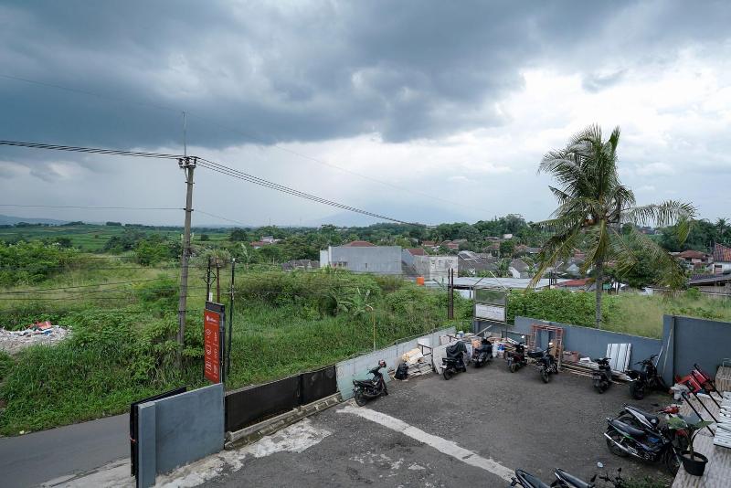Formerly RedDoorz near Exit Toll Sirkuit Sentul - Teras