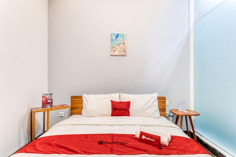 RedDoorz Plus near Taman Ismail Marzuki - Oda