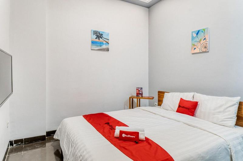 RedDoorz Plus near Taman Ismail Marzuki - Oda