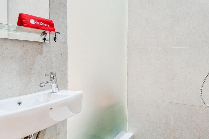 RedDoorz Plus near Taman Ismail Marzuki - Oda