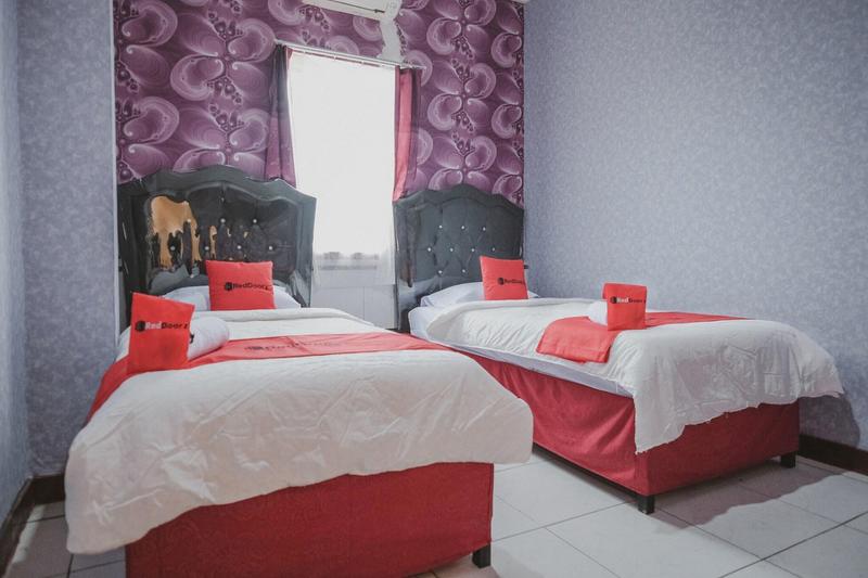Formerly RedDoorz Plus near Istana Maimun Medan - Oda