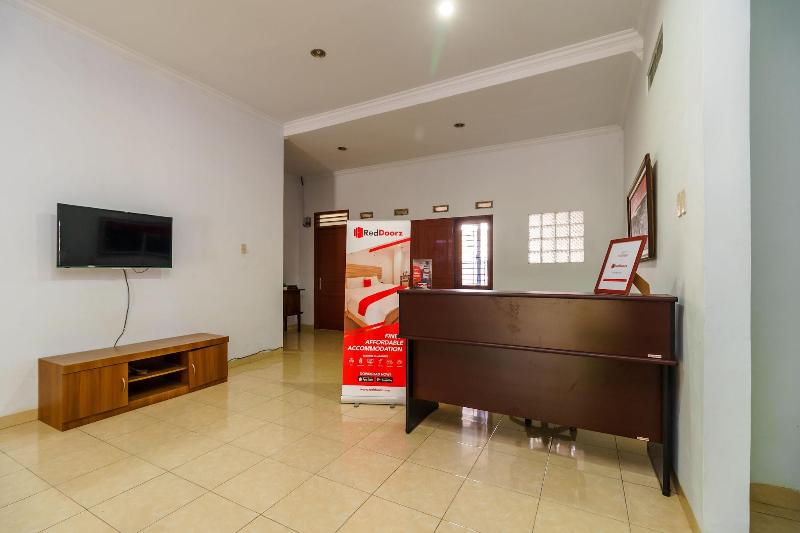 Formerly RedDoorz Syariah @ Jalan Dr Mansyur Medan - Lobi