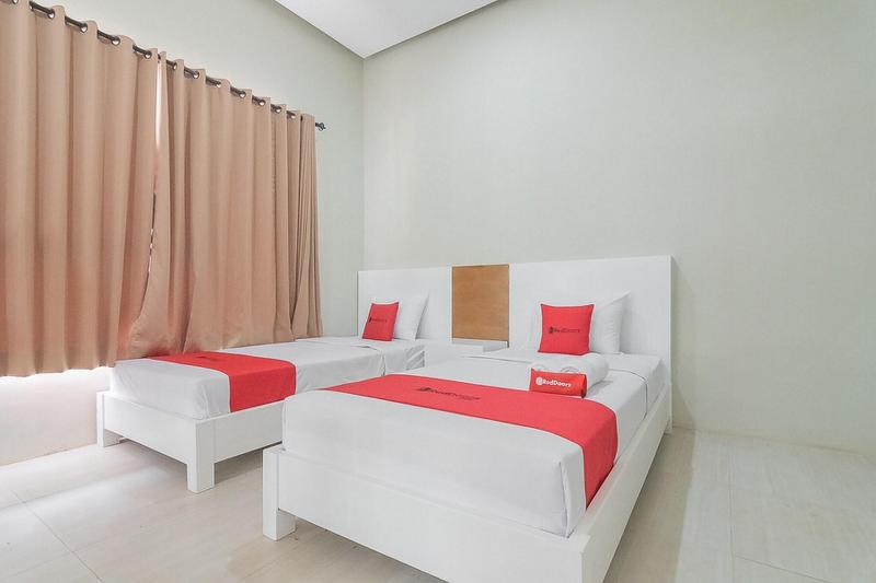Formerly RedDoorz Resort Idelansia HomeStayCiater - Oda