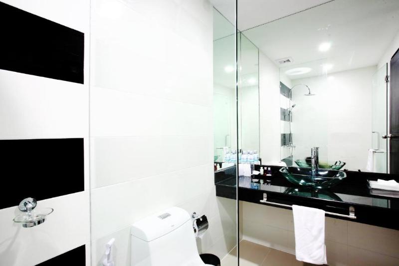 One World One Home Naiharn Hotel by ZUZU - Oda