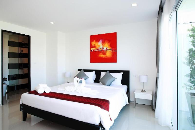 One World One Home Naiharn Hotel by ZUZU - Oda