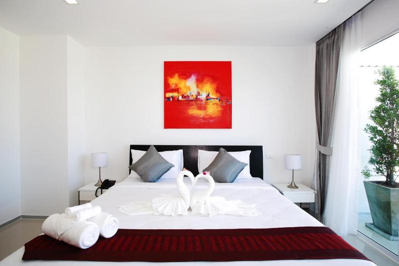 One World One Home Naiharn Hotel by ZUZU - Oda