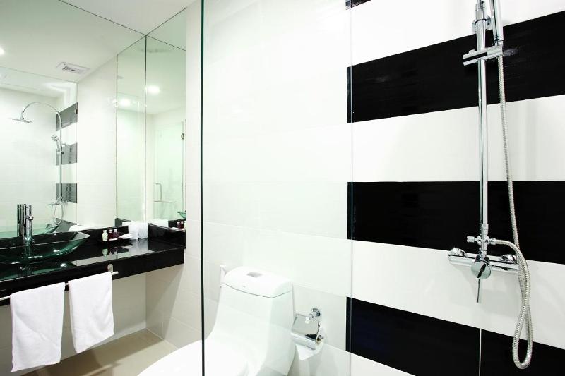 One World One Home Naiharn Hotel by ZUZU - Oda